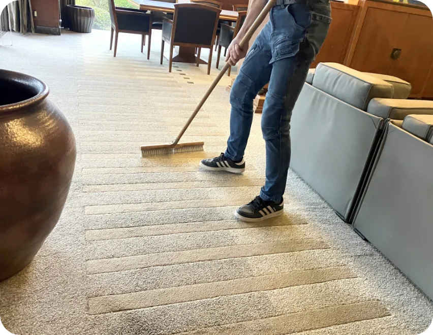 カーペットクリーニングを行っている様子